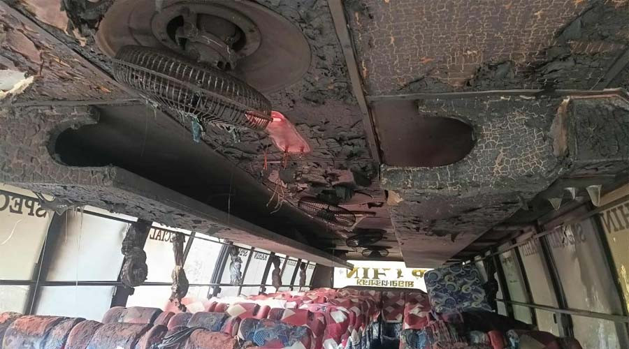 যশোরে পার্কিং করা বাসে দুর্বৃত্তদের আগুন, বস্তিবাসীর দ্রুত পদক্ষেপে বড় দুর্ঘটনা এড়ানো