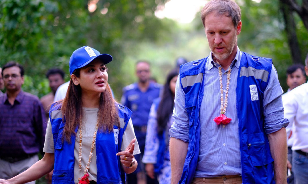 জলবায়ু পরিবর্তনের বাস্তবতা প্রত্যক্ষ করতে খুলনার দাকোপে জয়া আহসান ও ইউএনডিপি প্রতিনিধির সফর