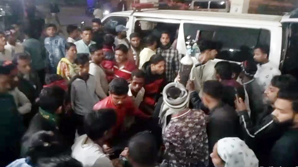 খুলনায় যুবককে লক্ষ্য করে গুলিবর্ষণ, আশঙ্কাজনক অবস্থায় ঢাকায় স্থানান্তর