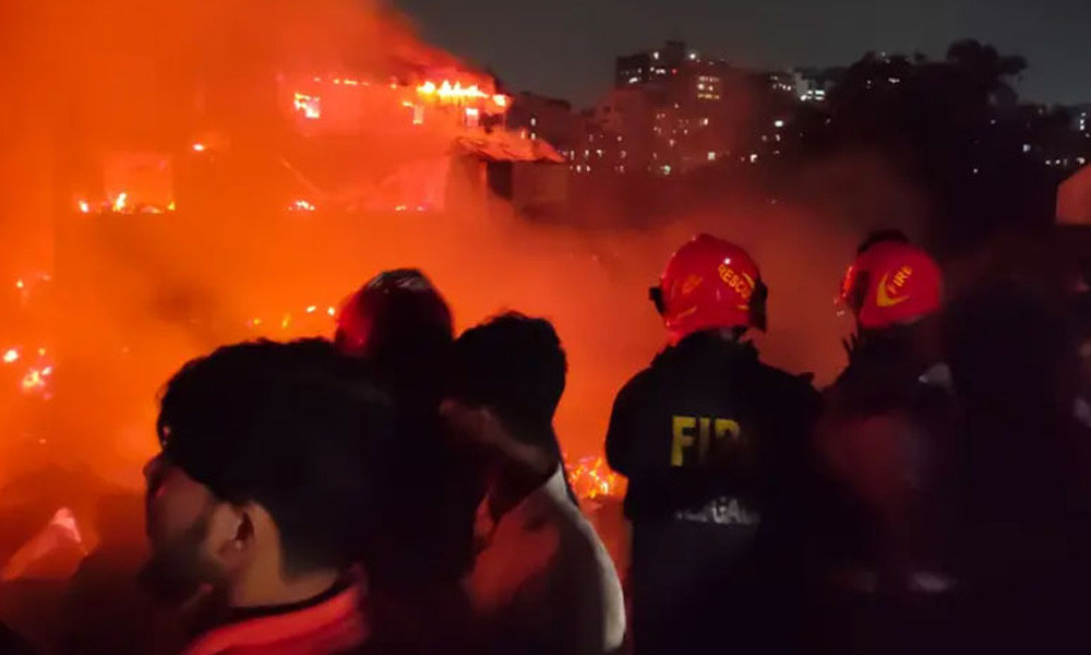 জ্বলছে কড়াইল বস্তি, নিয়ন্ত্রণে ফায়ার সার্ভিসের ১৯ ইউনিট