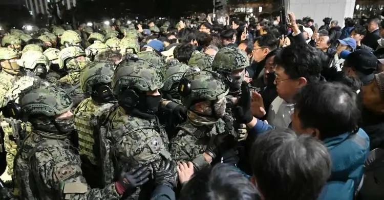 দক্ষিণ কোরিয়ায় সামরিক আইন প্রণয়ন ঘটনায় সাবেক প্রধানমন্ত্রী ও গোয়েন্দা প্রধান গ্রেফতার