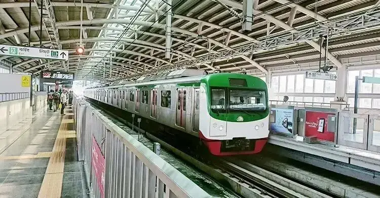 বৈদ্যুতিক লাইনে তার নিক্ষেপে মেট্রোরেল চলাচলে সাময়িক বিঘ্ন