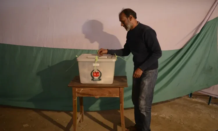 মক ভোটিংয়ে অংশ নিচ্ছেন ভোটারদের সচেতনতা বৃদ্ধির লক্ষ্যে আয়োজন