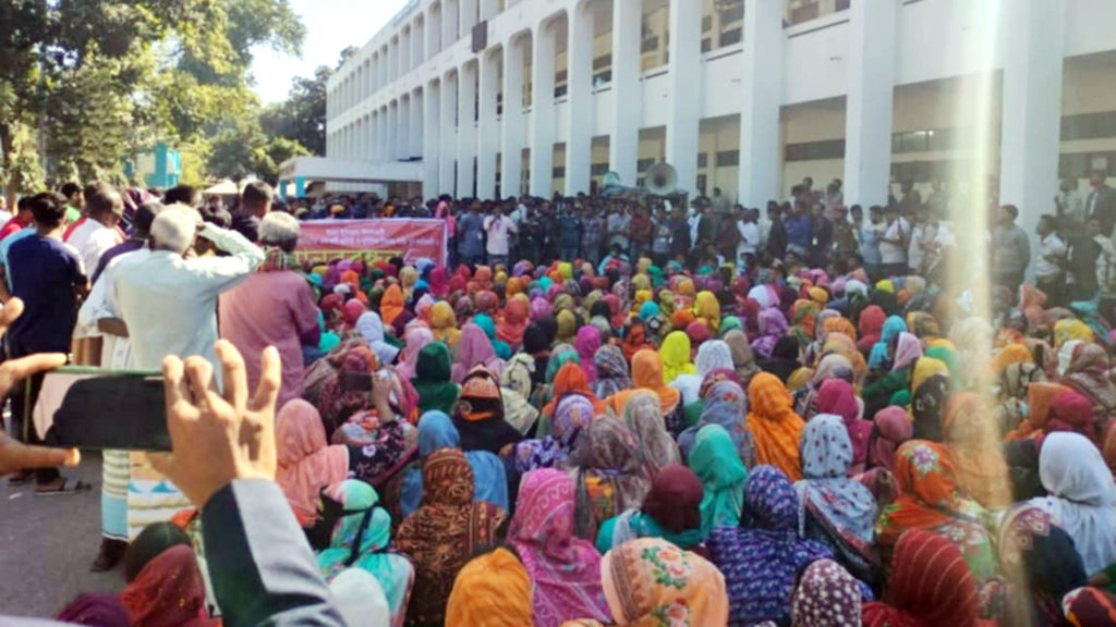 নীলফামারীতে সোনিক বাংলাদেশ লিমিটেড কারখানায় শ্রমিক বিক্ষোভ