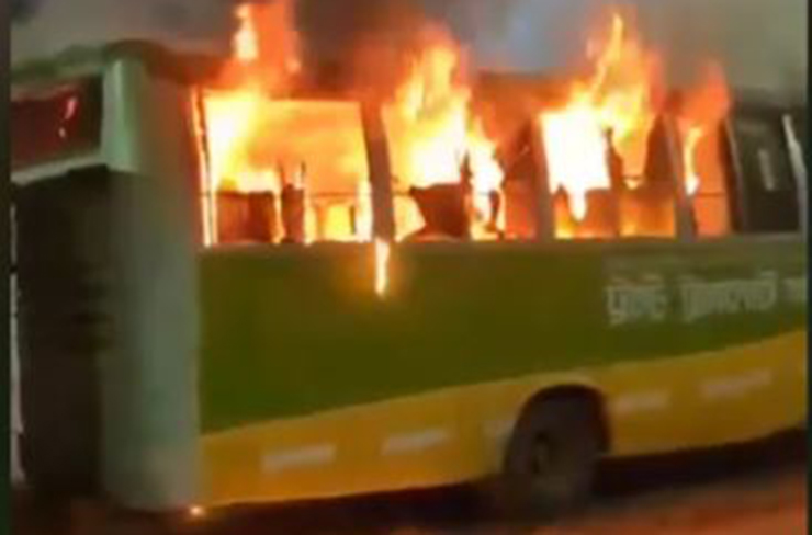 পল্লবীতে ট্রাস্ট পরিবহনের বাসে অগ্নিকাণ্ড, কোনো হতাহতের ঘটনা ঘটেনি