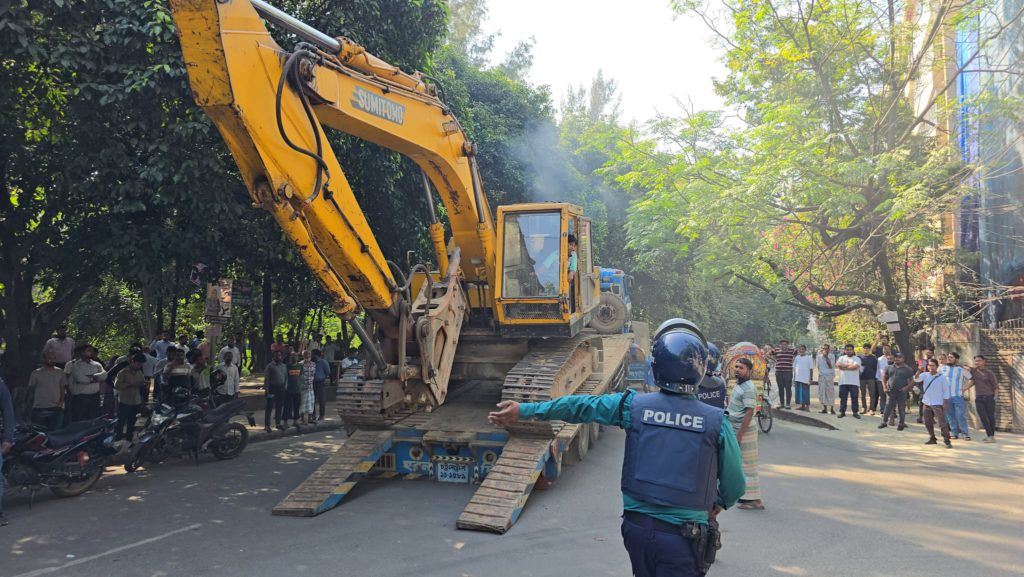ধানমন্ডি ৩২ নম্বরে শেখ মুজিবুর রহমানের বাড়ি ভাঙচুরের চেষ্টা, পুলিশের বাধা ও উত্তেজনা