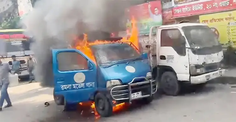 পুলিশের গাড়িতে অগ্নিকাণ্ড, কোনও হতাহত নেই