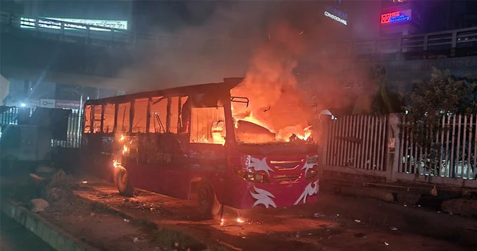 রামপুরা ব্রিজে ভিক্টর বাসে আগুন, চালকের একমাত্র আয়ের ক্ষতি