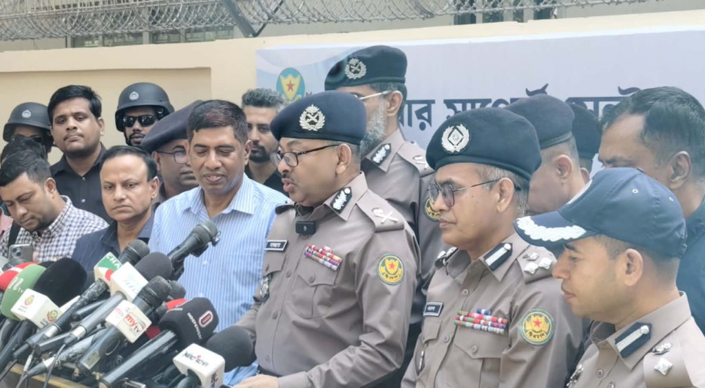 ঢাকা পুলিশ সদস্যদের সঙ্গে অসদাচরণ নিয়ে উদ্বেগ প্রকাশ