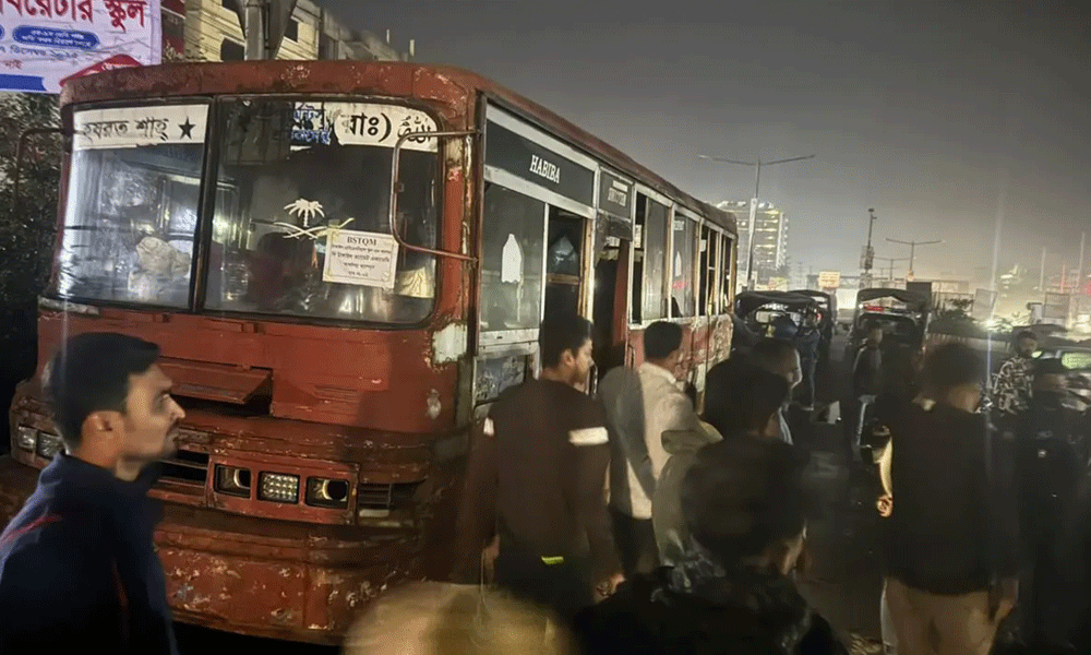 সাভারে বাসে অগ্নিকাণ্ড, চালক লাফিয়ে প্রাণে বাঁচলেন