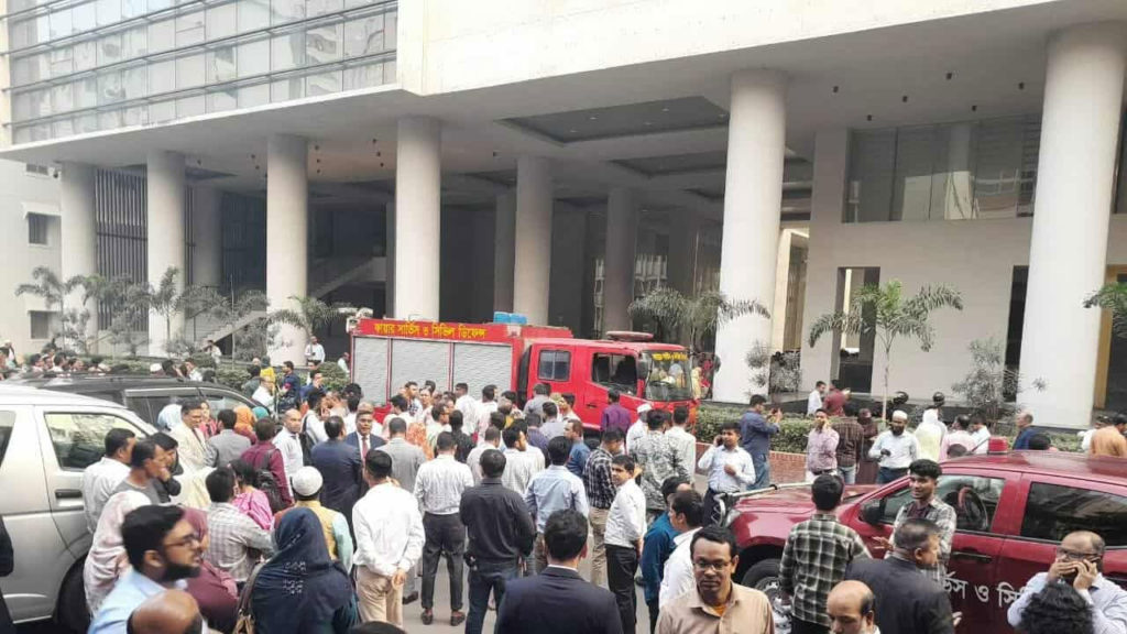 সচিবালয়ে ১০ তলায় আগুন, ফায়ার সার্ভিস দ্রুত নিয়ন্ত্রণে আনে