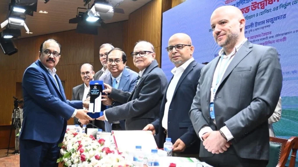 ঢাকা বিভাগের কমিশনার শরফ উদ্দিন আহমদ চৌধুরীর ভূমিসেবা পুরস্কার গ্রহণ