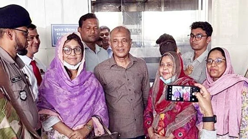 খালেদা জিয়ার শারীরিক অবস্থার খোঁজ নিতে এভারকেয়ার হাসপাতালে স্বরাষ্ট্র উপদেষ্টা