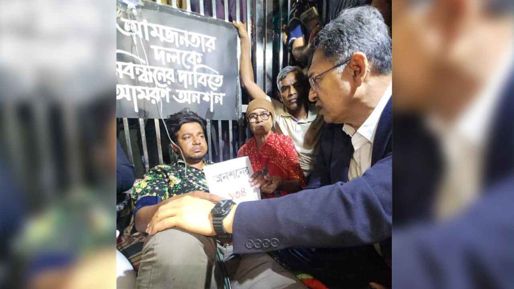 আমজনতার দলের সদস্য সচিব তারেক রহমান অনশন ভাঙলেন সালাহউদ্দিন আহমেদের আশ্বাসে