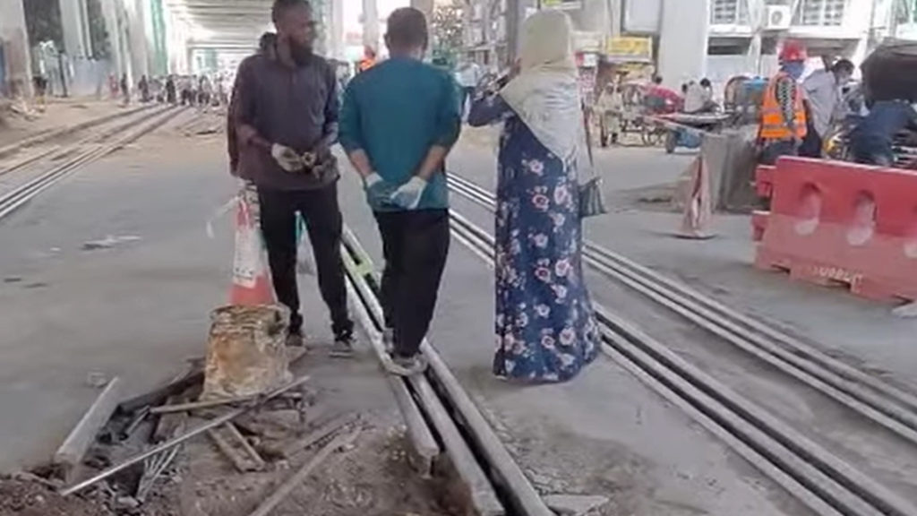 মগবাজার রেল ক্রসিংয়ে রেললাইনের মেরামতকাজে যান চলাচলে বিঘ্ন, বিকল্প সড়ক ব্যবহারের পরামর্শ