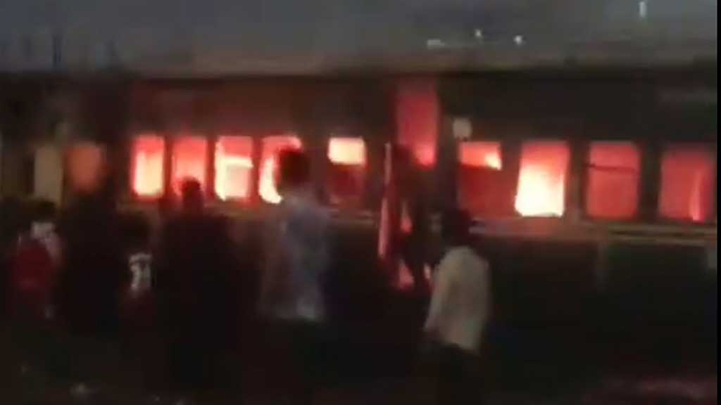 রাজধানীর তেজগাঁও রেলস্টেশনে ট্রেনে আগুন, আহত কেউ নেই