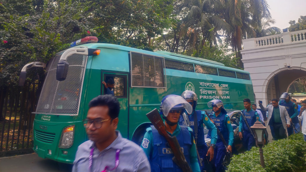 সেনা কর্মকর্তাদের মানবতাবিরোধী অপরাধ মামলায় আন্তর্জাতিক অপরাধ ট্রাইব্যুনালে হাজির