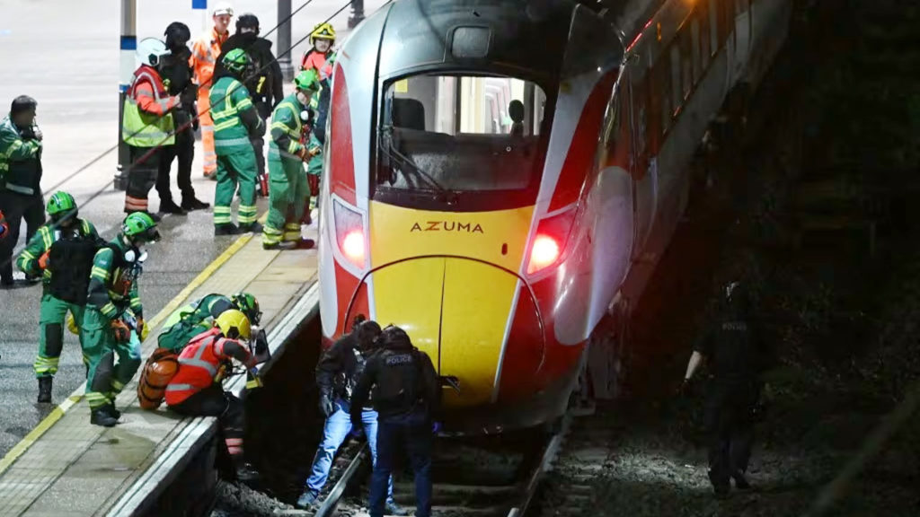 যুক্তরাজ্যে ট্রেনে ভয়াবহ ছুরি হামলা: ৯ জন গুরুতর আহত, ২ জন গ্রেপ্তার