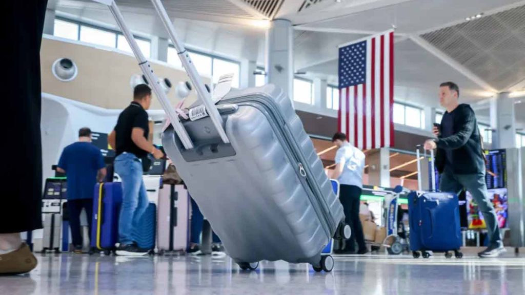 যুক্তরাষ্ট্রে ইতিহাসের দীর্ঘতম শাটডাউনে বিমান চলাচলে মারাত্মক বিপর্যয়