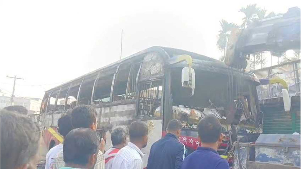 ফুলবাড়িয়ায় এশিয়া পরিবহনের বাসে অগ্নিসংযোগ, চালক নিহত