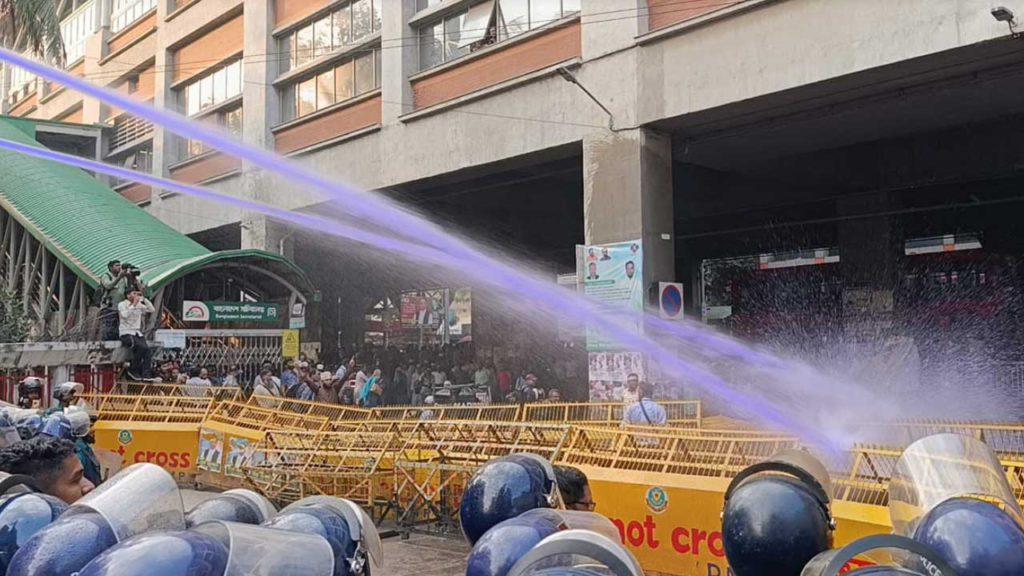 শিক্ষা মন্ত্রণালয় ঘেরাও কর্মসূচিতে নন-এমপিও শিক্ষকদের উপর পুলিশের জলকামান ও সাউন্ড গ্রেনেড