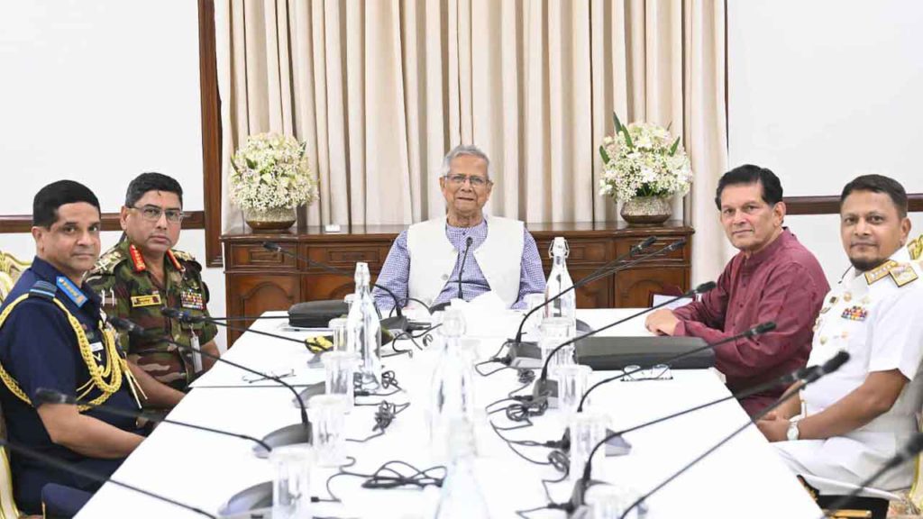 ফেব্রুয়ারিতে ত্রয়োদশ সংসদ নির্বাচনের জন্য তিন বাহিনীকে নির্দেশ প্রধান উপদেষ্টার