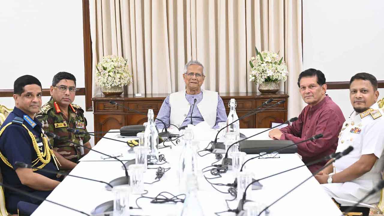 ফেব্রুয়ারিতে ত্রয়োদশ সংসদ নির্বাচনের জন্য তিন বাহিনীকে নির্দেশ প্রধান উপদেষ্টার