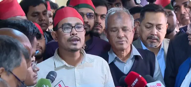 ওসমান হাদির ওপর হামলার ঘটনায় ৪৮ ঘণ্টার আল্টিমেটাম, উপদেষ্টাদের পদত্যাগের দাবি ডাকসু নেতাদের