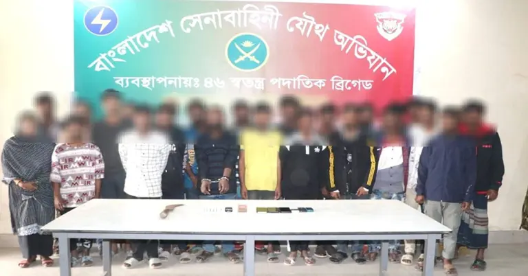 যৌথবাহিনীর দেশব্যাপী অভিযান: ১৩ আগ্নেয়াস্ত্রসহ ২১ সন্দেহভাজন গ্রেপ্তার