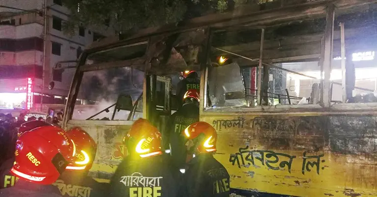রাজধানীর উত্তর বাড্ডায় চলন্ত বাসে আগুন, পুলিশি তদন্ত শুরু