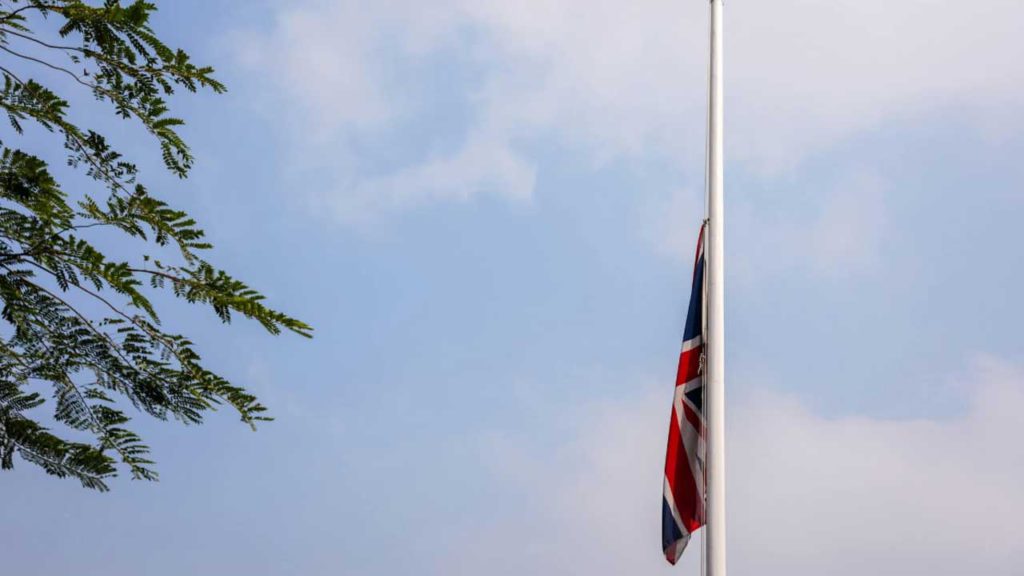 খালেদা জিয়ার মৃত্যুতে ব্রিটিশ হাইকমিশনে পতাকা অর্ধনমিত