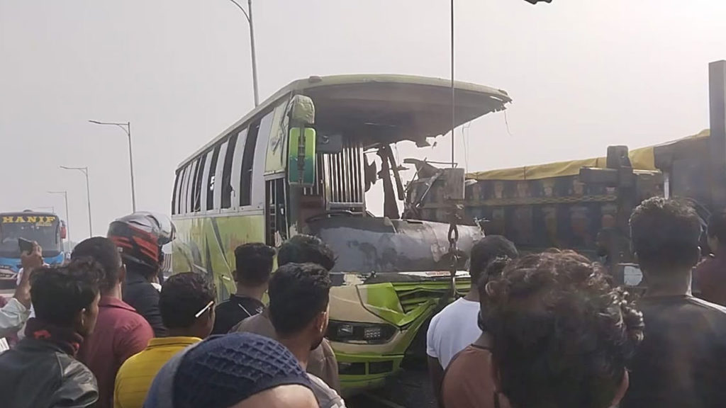 মাদারীপুরে যাত্রীবাহী বাস-ট্রাক সংঘর্ষে ৩ নিহত, ১৫ আহত