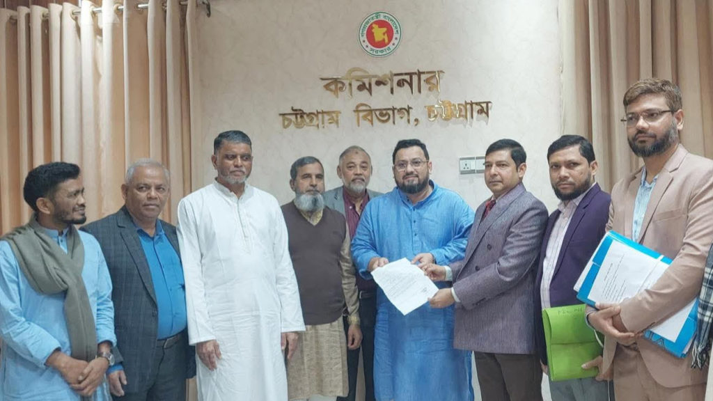 বিএনপির প্রার্থী মীর মোহাম্মদ হেলাল উদ্দিন চট্টগ্রামে প্রথম মনোনয়ন জমা দিলেন