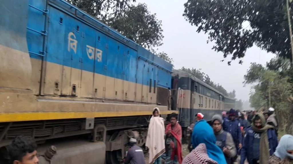 গফরগাঁওয়ে রেললাইন অপসারণে অগ্নিবীণা এক্সপ্রেস লাইনচ্যুত