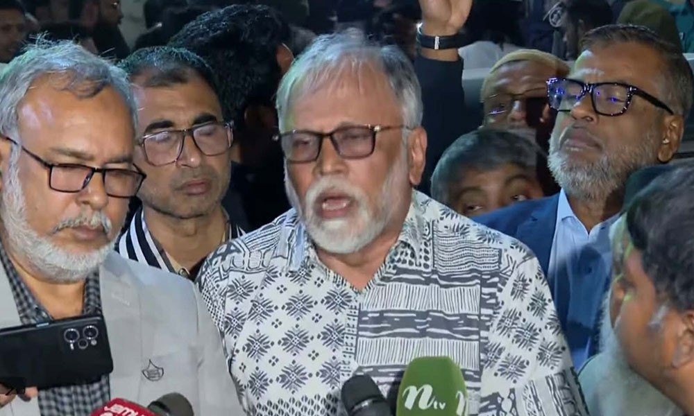 মাথায় গুলিবিদ্ধ শরিফ ওসমান হাদির অবস্থা আশঙ্কাজনক, ঝুঁকিপূর্ণ ৭২ ঘণ্টা পার করছেন