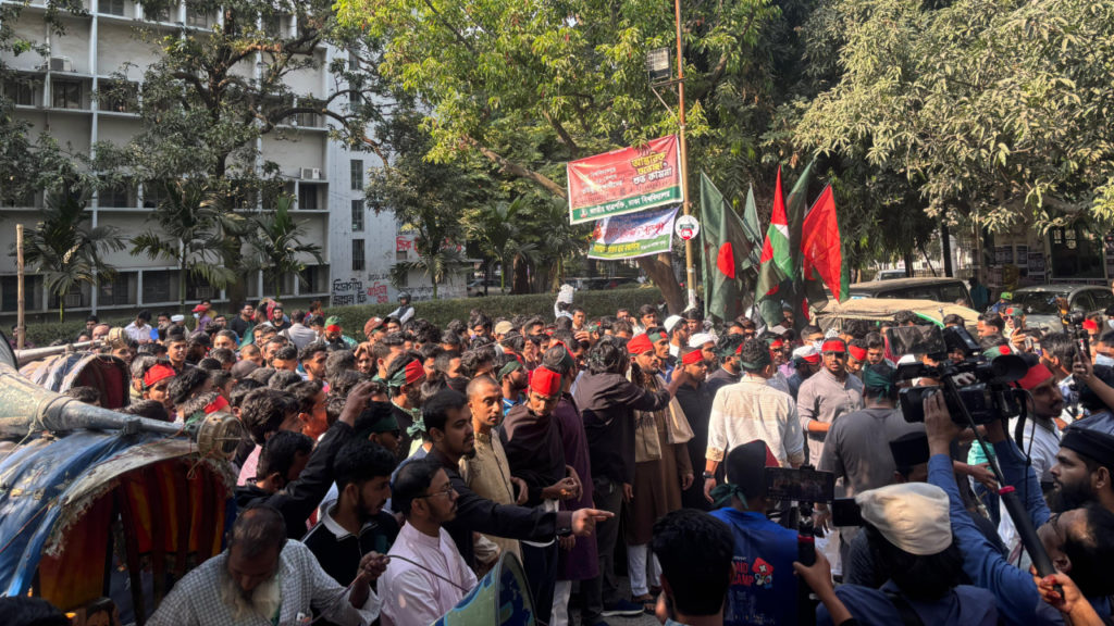 ওসমান হাদিকে গুলি করে হত্যাচেষ্টার ঘটনায় তিন দফা দাবিতে স্বরাষ্ট্র কার্যালয় ঘেরাও মার্চ কর্মসূচি শুরু
