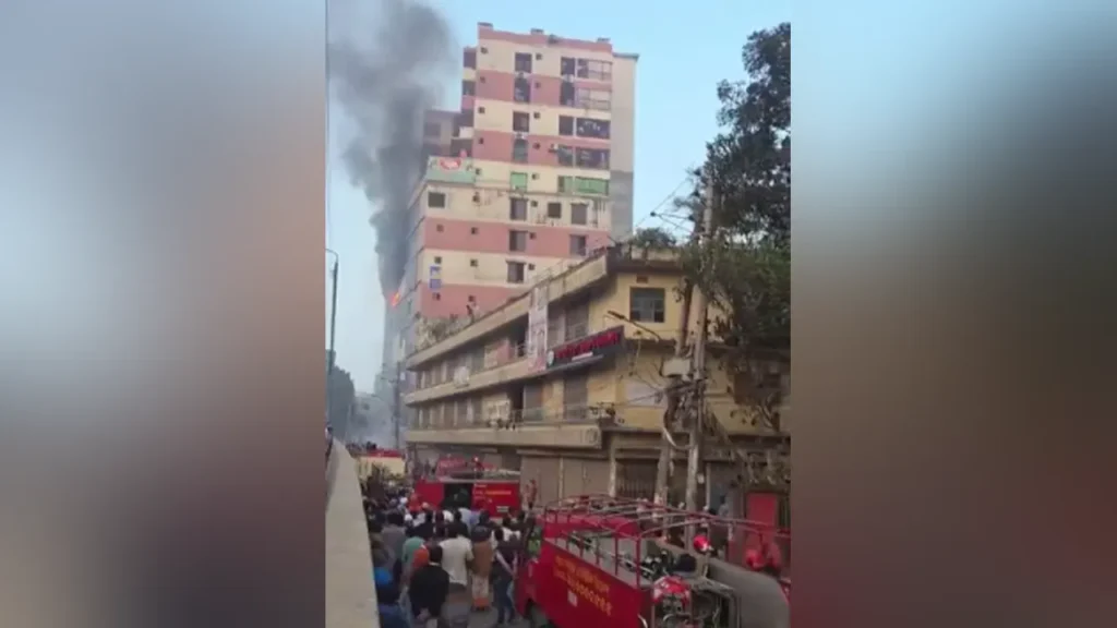 বাবুবাজার ব্রিজ এলাকায় ১৪ তলা ভবনের ছয় তলায় অগ্নিকাণ্ড, ফায়ার সার্ভিসের ৯ ইউনিটে নিয়ন্ত্রণ