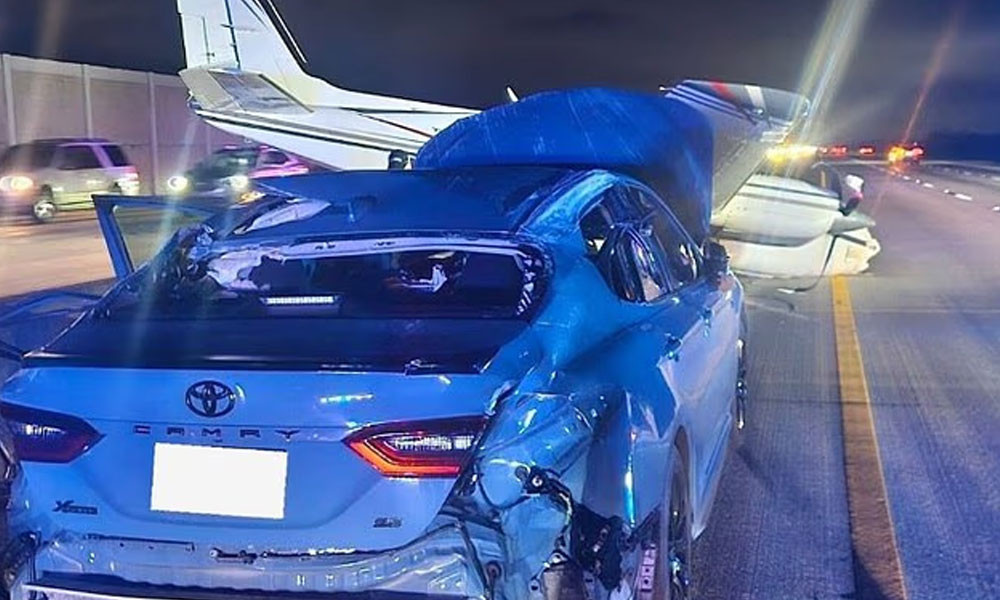 ফ্লোরিডায় জরুরি অবতরণের চেষ্টাকালে হাইওয়েতে চলমান গাড়ির ওপর ছোট বিমান পতন