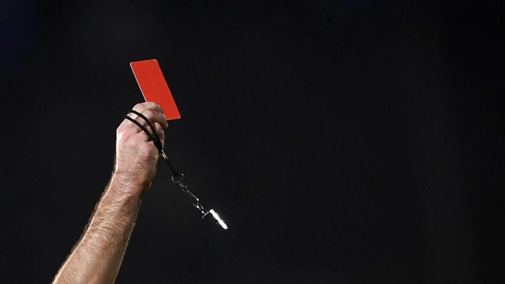 অস্বাভাবিক পরিস্থিতিতে টানেলেই লাল কার্ড দেখে মাঠছুটি এফসি গোয়ার অধিনায়ক