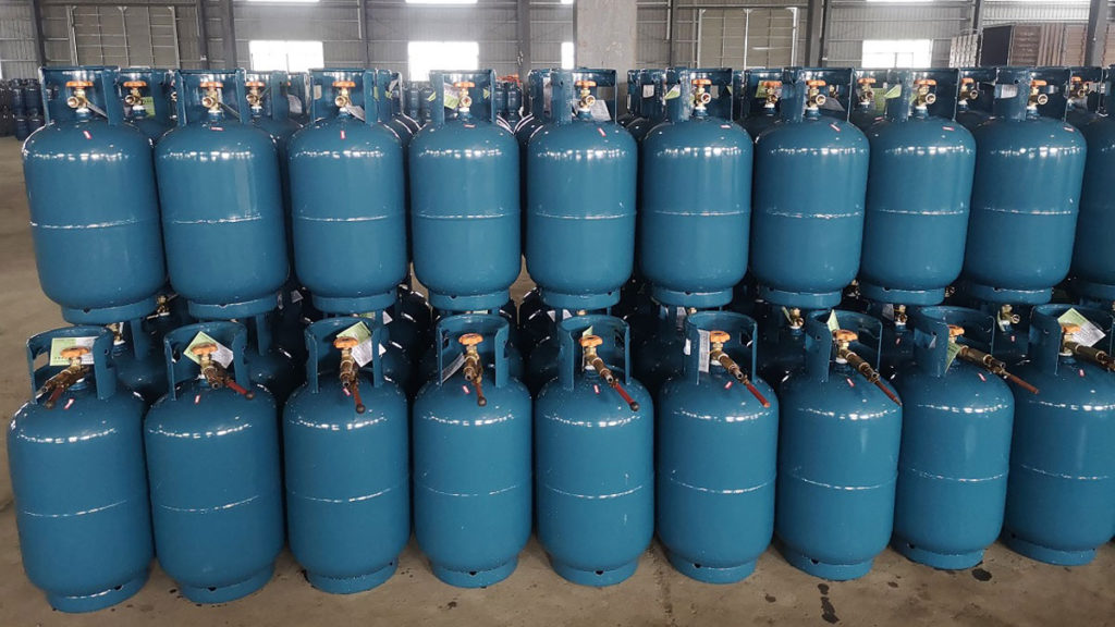 লাখ লাখ পরিবার এলপিজি সংকটে: সরকারিভাবে নির্ধারিত দামও কার্যকর হচ্ছে না