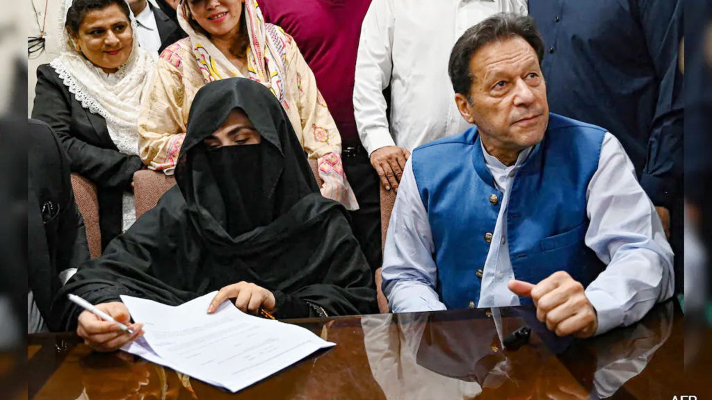 তোশাখানা দুর্নীতি মামলায় ইমরান খান ও বুশরা বিবির ১৭ বছরের কারাদণ্ড