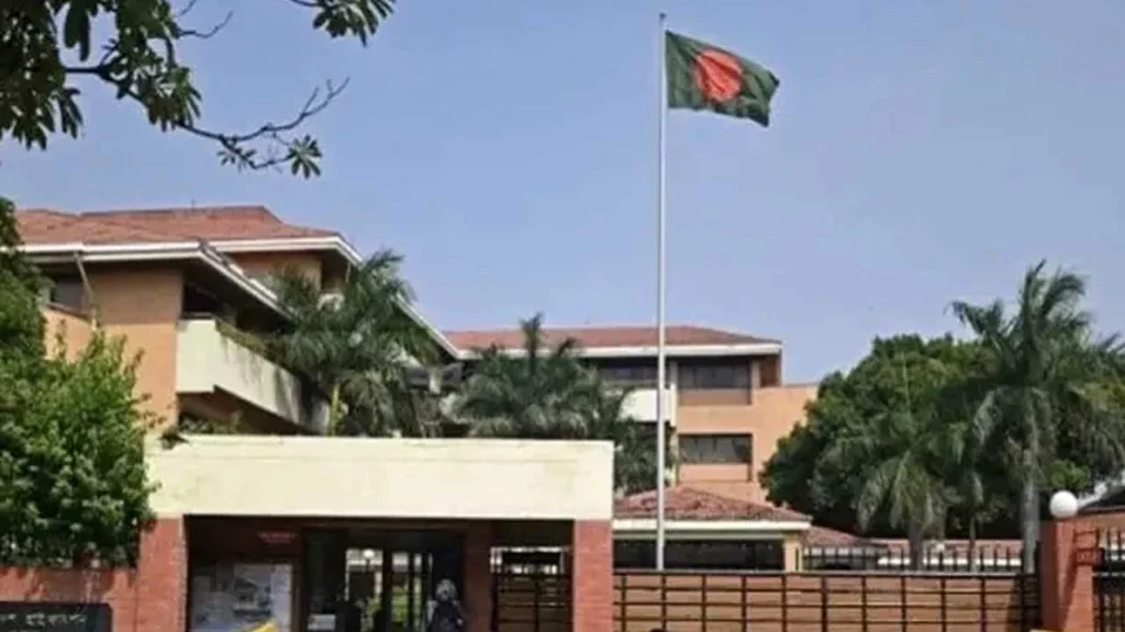 দিল্লিতে বাংলাদেশ হাইকমিশনের গেটে হুমকি ও উগ্র আচরণ, নিরাপত্তা পর্যালোচনা