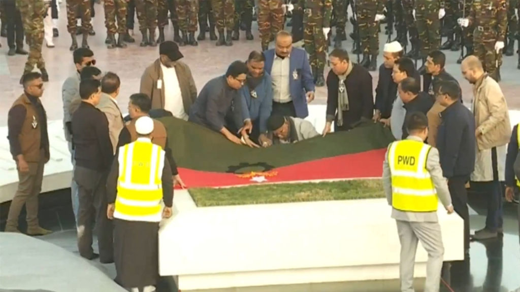 রাষ্ট্রীয় মর্যাদায় স্বামীর পাশে সমাহিত আপসহীন নেত্রী “খালেদা জিয়া”