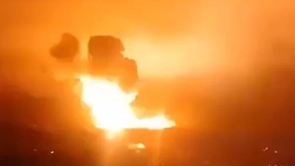 লেবাননের দক্ষিণাঞ্চলে হিজবুল্লাহর স্থাপনায় ইসরায়েলের ব্যাপক বিমান হামলা