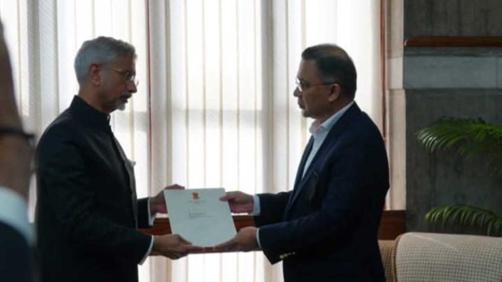 তারেক রহমানের হাতে শোকবার্তা