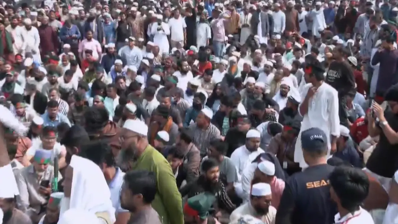 সর্বস্তরের জড়ো মানুষ মানিক মিয়া অ্যাভিনিউয়ে