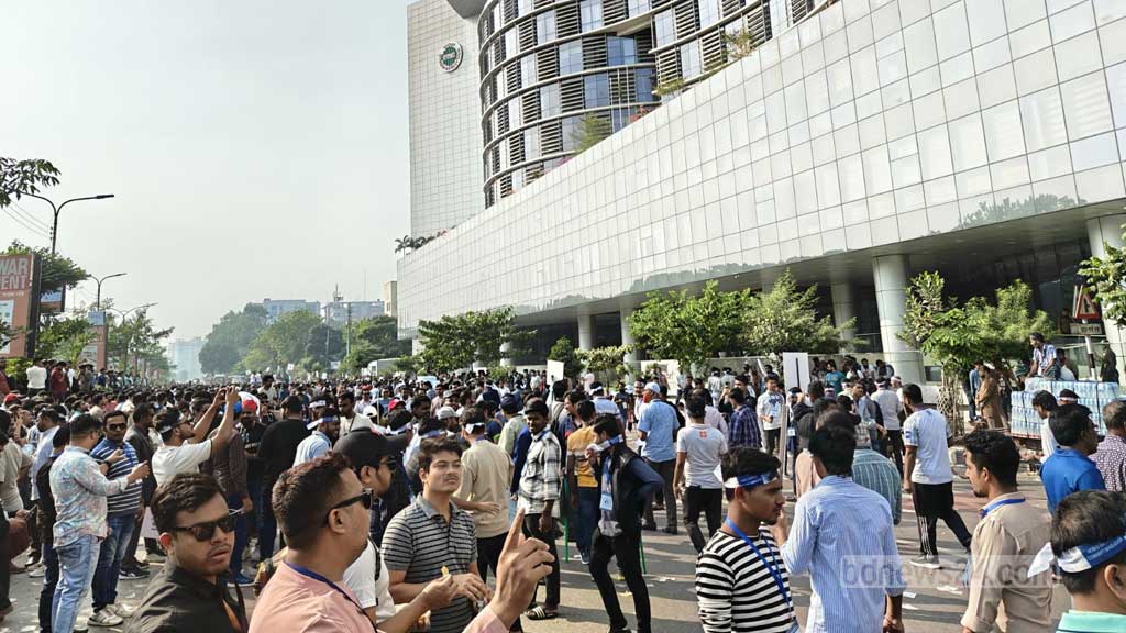 মোবাইল ব্যবসায়ীদের ঢাকায় বিটিআরসির সামনে বিক্ষোভে যানজট