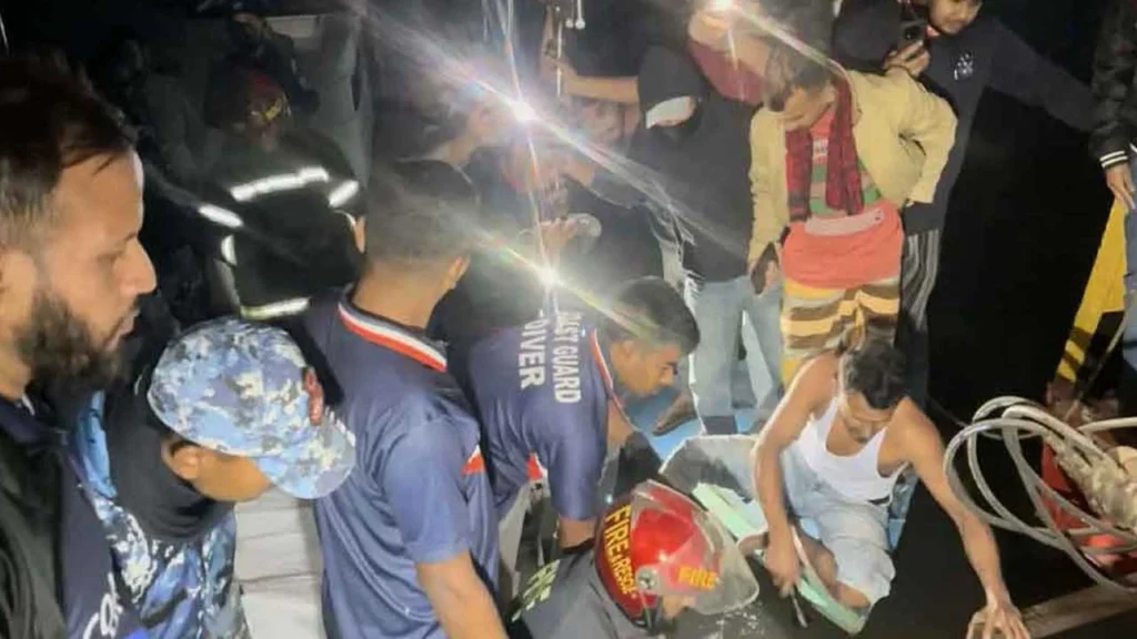 ধলেশ্বরী নদীতে ফেরি দুর্ঘটনা: ট্রাকসহ পাঁচ যানবাহন পানিতে, তিনজনের মরদেহ উদ্ধার