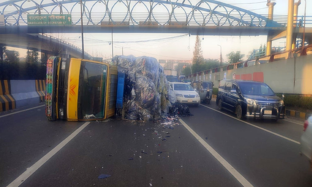 নিকুঞ্জের সামনে ট্রাক উল্টে এয়ারপোর্ট রোডে দীর্ঘ যানজট