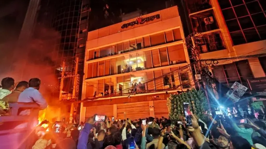 হামলার পর প্রধান দুই সংবাদপত্র দৈনিক প্রথম আলো ও দ্য ডেইলি স্টার-এর  প্রকাশনা স্থগিত